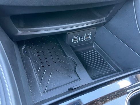 Used 2025 Chrysler Pacifica Limited FWD image 13