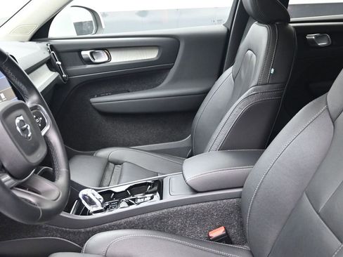 Used 2025 Volvo XC40 B5 Plus image 11