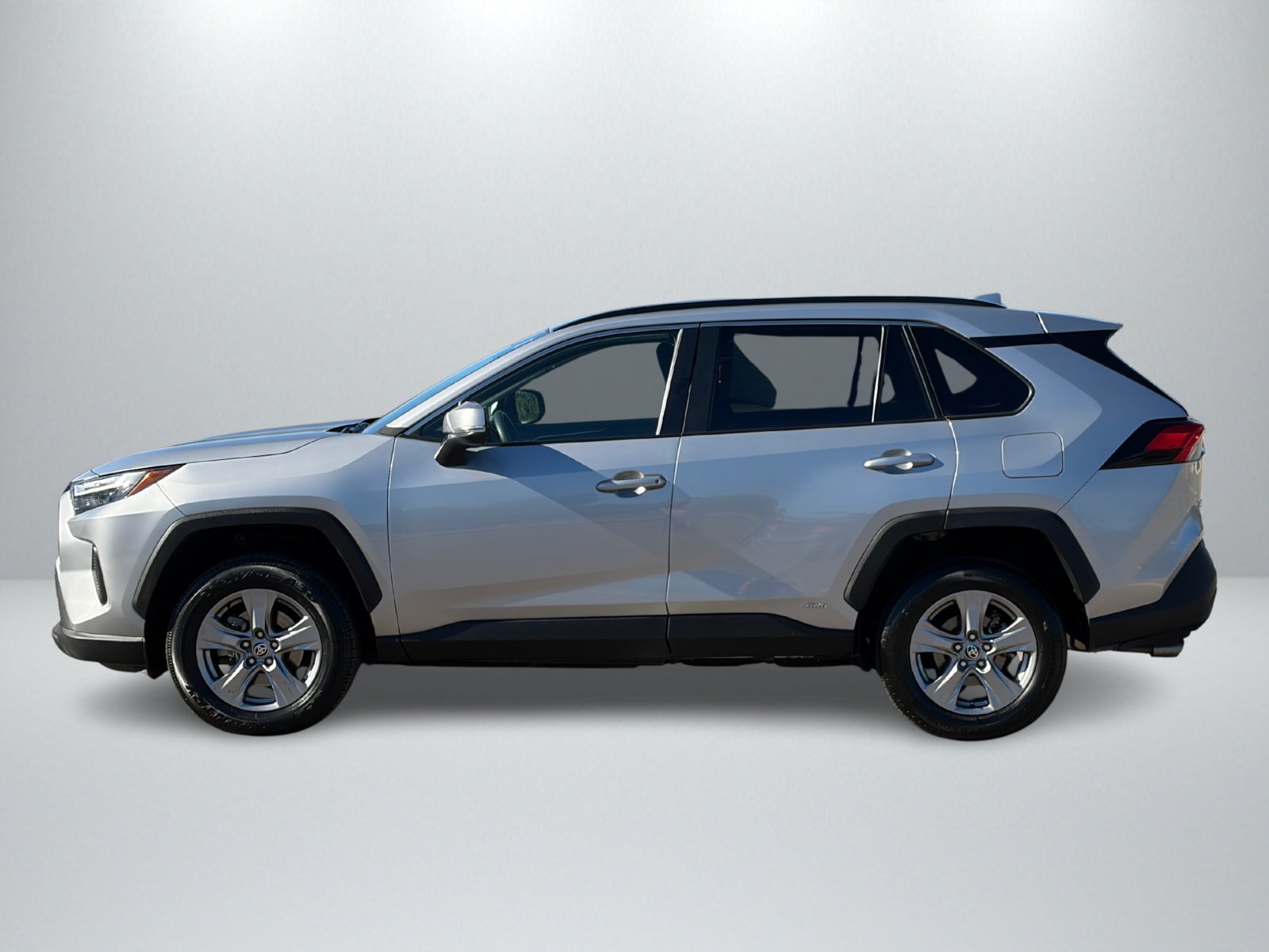 Used 2024 Toyota RAV4 XLE AWD/4WD image 2