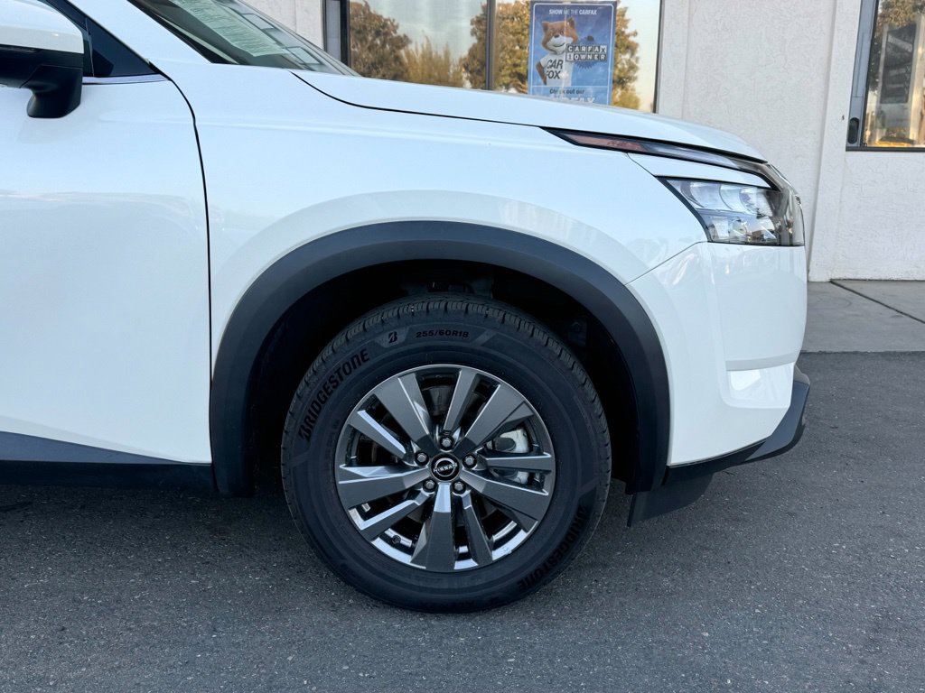 Used 2024 Nissan Pathfinder SV FWD image 2