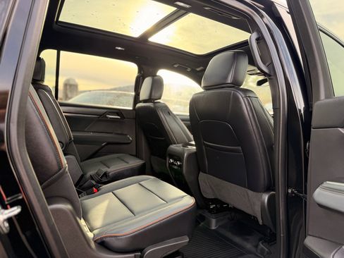 Used 2025 GMC Acadia AT4 w/ Luxury Package image 33