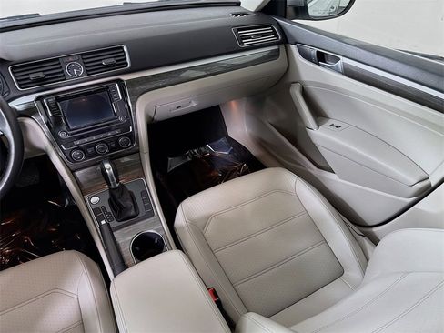 Used 2016 Volkswagen Passat 1.8T SE image 25