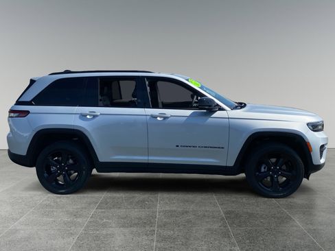 Used 2023 Jeep Grand Cherokee Altitude AWD/4WD image 6