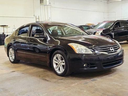 Used 2010 Nissan Altima 3.5 SR w/ Premium Pkg FWD image 2
