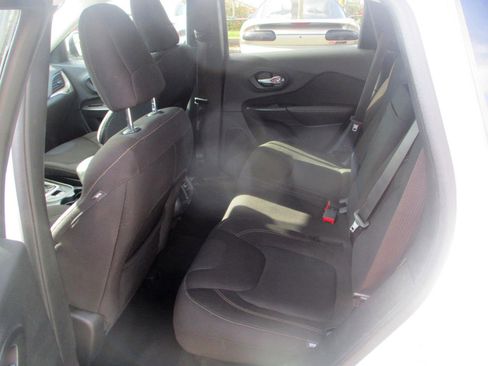 Used 2016 Jeep Cherokee Latitude w/ Cold Weather Group AWD/4WD image 9