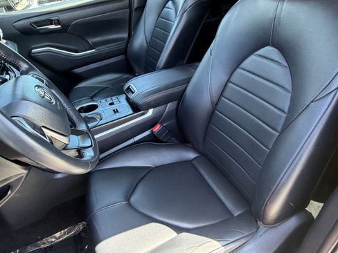 Certified 2024 Toyota Highlander XLE AWD/4WD image 28