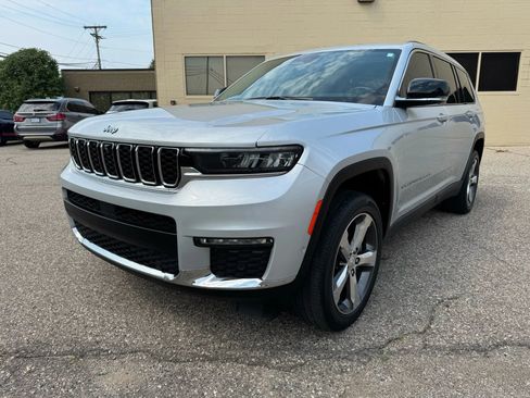 Used 2021 Jeep Grand Cherokee L Limited w/ Luxury Tech Group II image 3