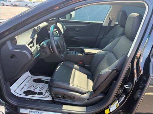 Used 2025 Lexus ES 300h F Sport w/ Accessory Package (Z1) image 17