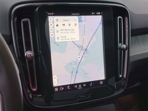 Used 2025 Volvo XC40 B5 Plus image 11