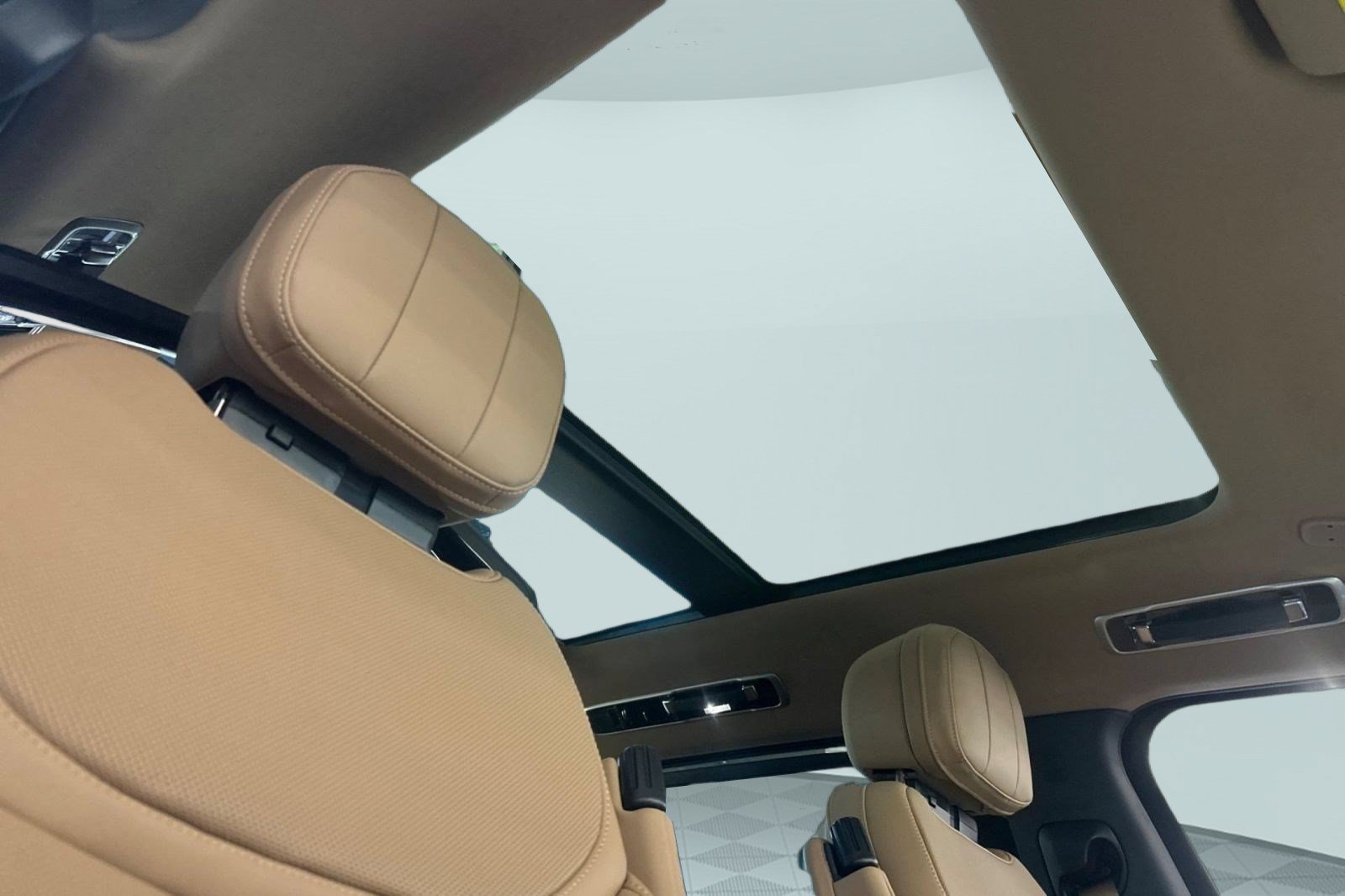 New 2026 Land Rover Range Rover Long Wheelbase SE AWD/4WD image 19