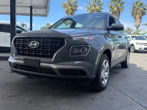 Used 2020 Hyundai Venue SE FWD image 2