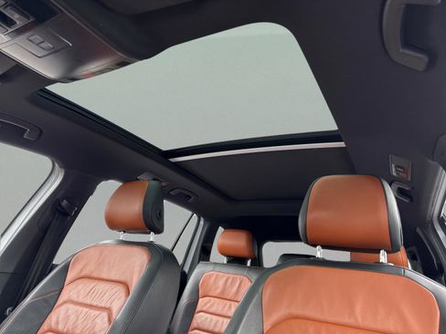 Used 2018 Volkswagen Tiguan SEL Premium w/ R-Line Package image 10