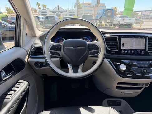 Used 2020 Chrysler Pacifica Limited FWD image 25