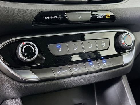 Used 2018 Hyundai Elantra GT image 17