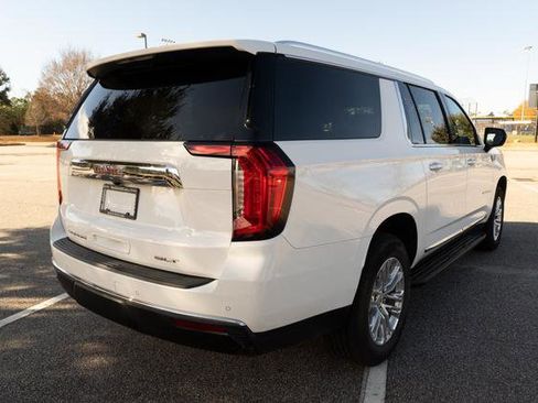 Used 2023 GMC Yukon XL SLT image 3