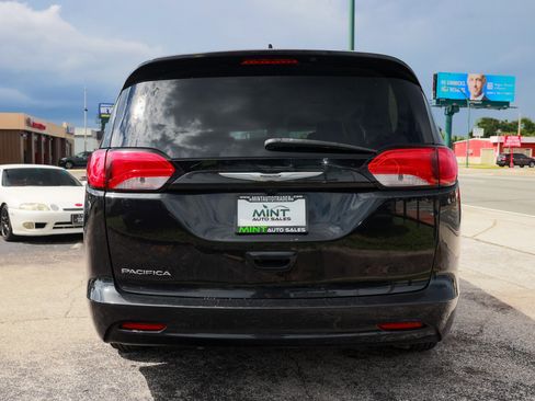 Used 2017 Chrysler Pacifica LX image 12