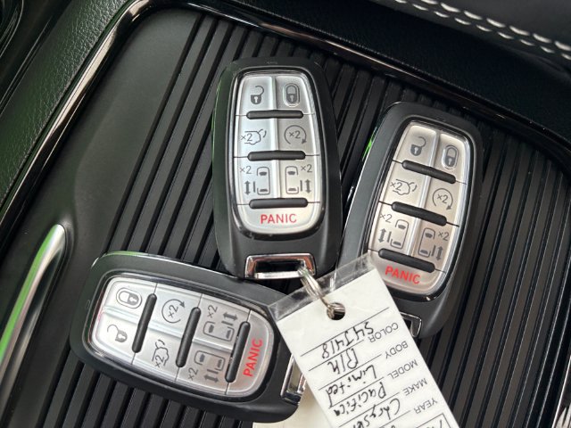 Used 2023 Chrysler Pacifica Limited w/ Uconnect Theater Family Group FWD image 8