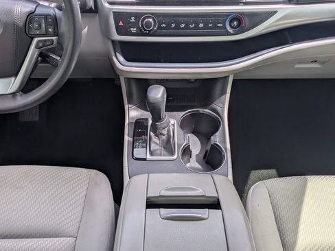 Used 2017 Toyota Highlander LE FWD image 46