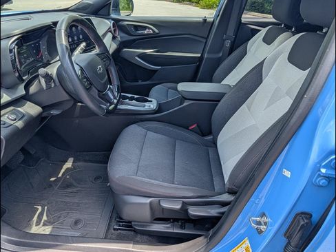 Used 2024 Chevrolet Trax RS w/ Sunroof Package FWD image 13