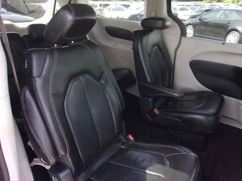 Used 2022 Chrysler Pacifica Touring-L FWD image 14