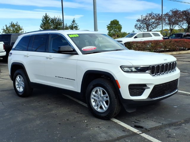 Used 2023 Jeep Grand Cherokee Laredo AWD/4WD image 3