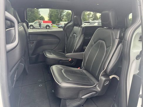 Used 2025 Chrysler Pacifica Limited FWD image 20