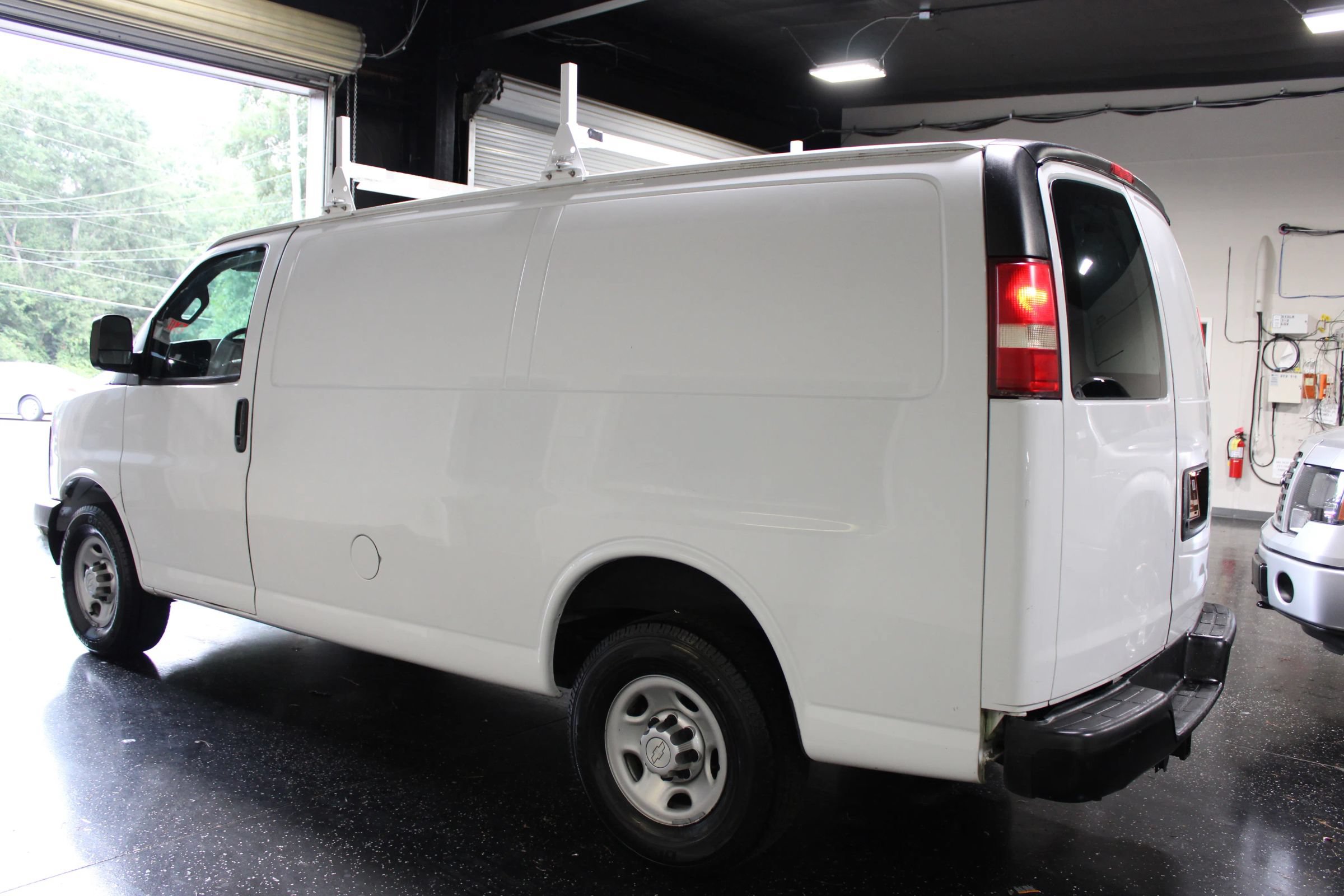 Used 2016 Chevrolet Express 2500 RWD image 5
