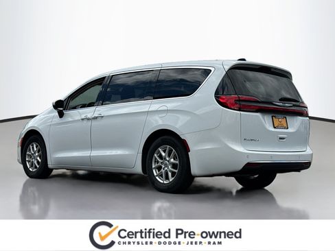Used 2023 Chrysler Pacifica Touring-L FWD image 15