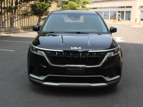 Used 2024 Kia Carnival LX FWD image 3