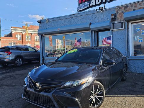 Used 2021 Toyota Camry SE image 3