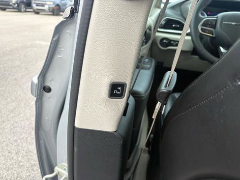 Used 2024 Chrysler Pacifica Touring-L image 21