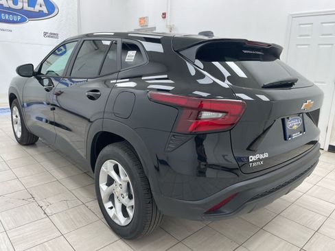 New 2026 Chevrolet Trax LS w/ LS Convenience Package FWD image 17
