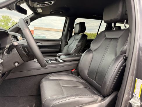 Used 2024 Jeep Wagoneer L Series III w/ Flexible Seating Group AWD/4WD image 5