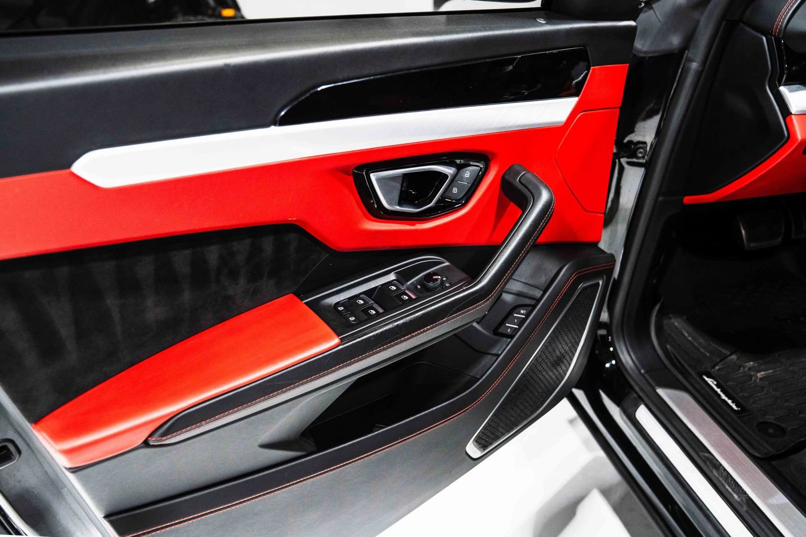 Used 2022 Lamborghini Urus AWD/4WD image 20
