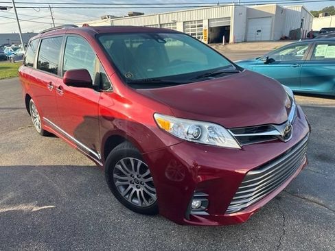 Used 2020 Toyota Sienna XLE w/ Carpet Mat Package FWD image 26