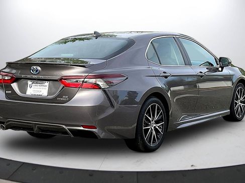 Used 2022 Toyota Camry SE image 9