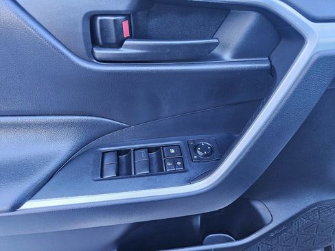 Used 2021 Toyota RAV4 LE image 10