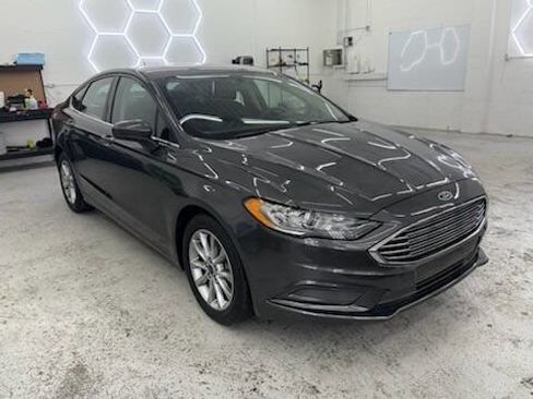 Used 2017 Ford Fusion SE w/ Fusion SE Technology Package image 3