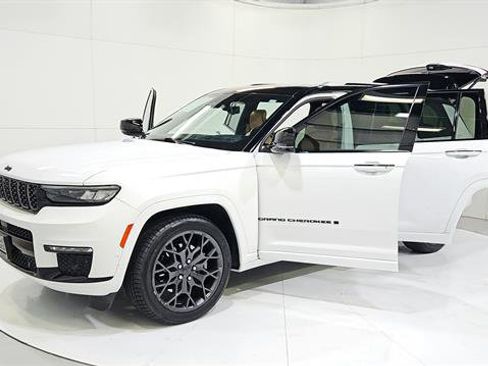 Used 2023 Jeep Grand Cherokee L Summit w/ Advanced Protech Group IV AWD/4WD image 30