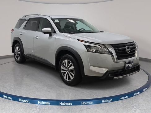 Used 2022 Nissan Pathfinder SL w/ Lighting Package (N92) AWD/4WD image 4
