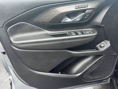 Used 2023 GMC Terrain SLT image 12