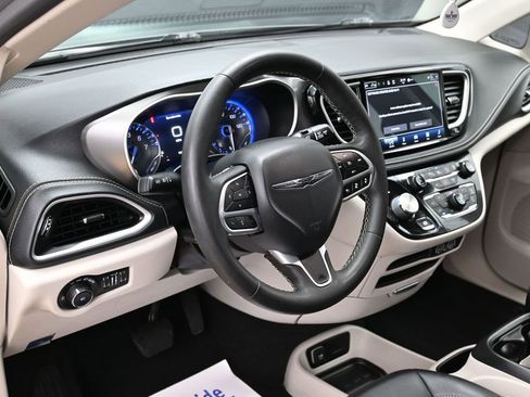 Used 2023 Chrysler Pacifica Touring-L FWD image 18