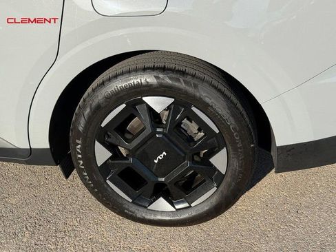 Used 2025 Kia Carnival EX image 4