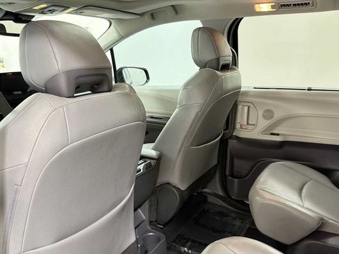 Certified 2022 Toyota Sienna XLE FWD image 26