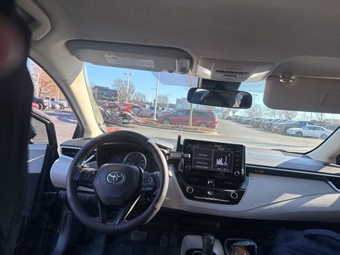 Used 2020 Toyota Corolla LE w/ Phone Cable & Charge Package image 9