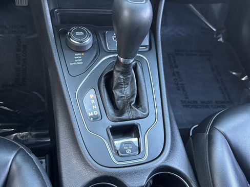 Used 2019 Jeep Cherokee Latitude Plus w/ Comfort/Convenience Group image 19