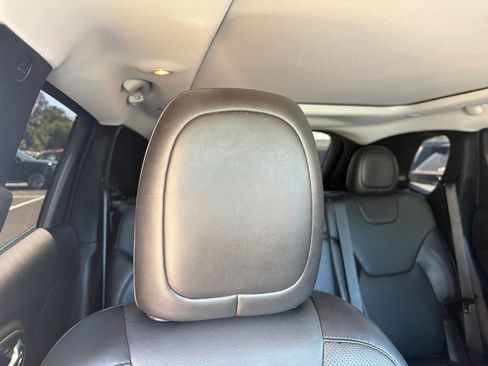 Used 2019 Jeep Cherokee Overland w/ Technology Group image 11