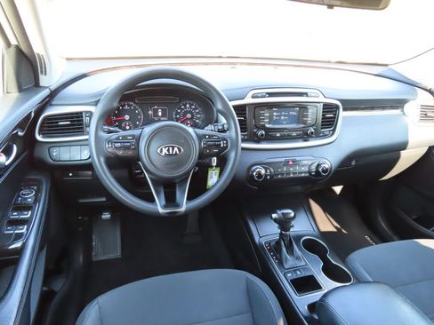Used 2017 Kia Sorento AWD image 4