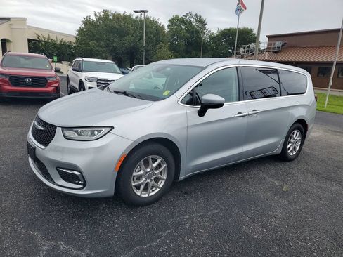 Used 2023 Chrysler Pacifica Touring-L FWD image 2