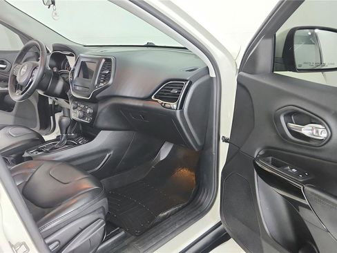 Used 2019 Jeep Cherokee Latitude Plus AWD/4WD image 19